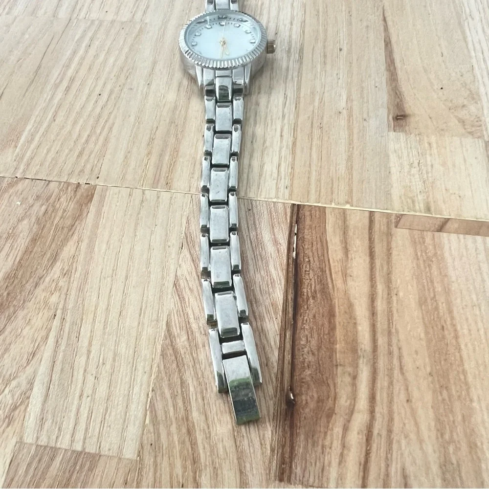 Unbranded ladies silver tone bracelet watch NEW BATTERY